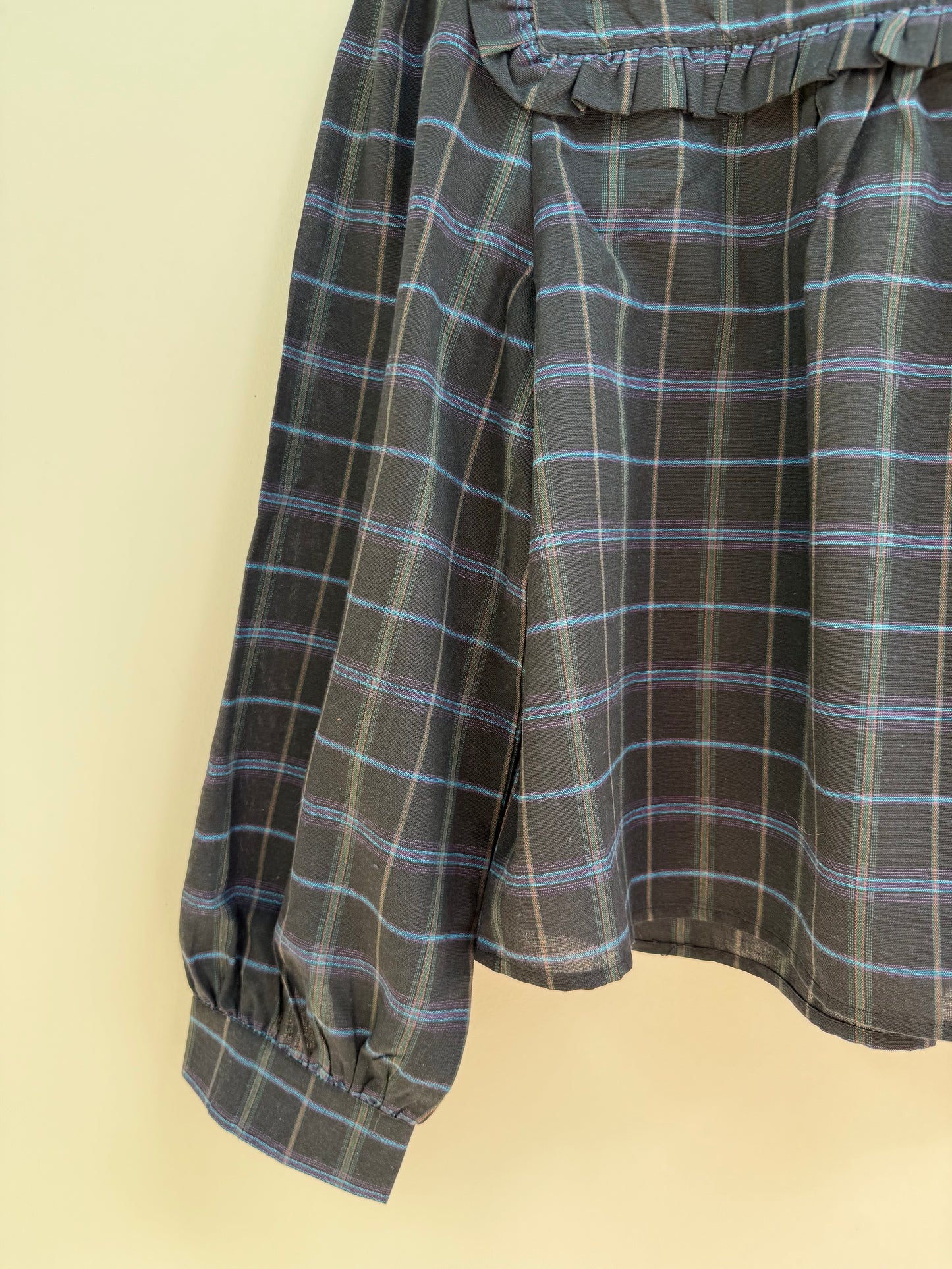 Blouse à carreaux et volants