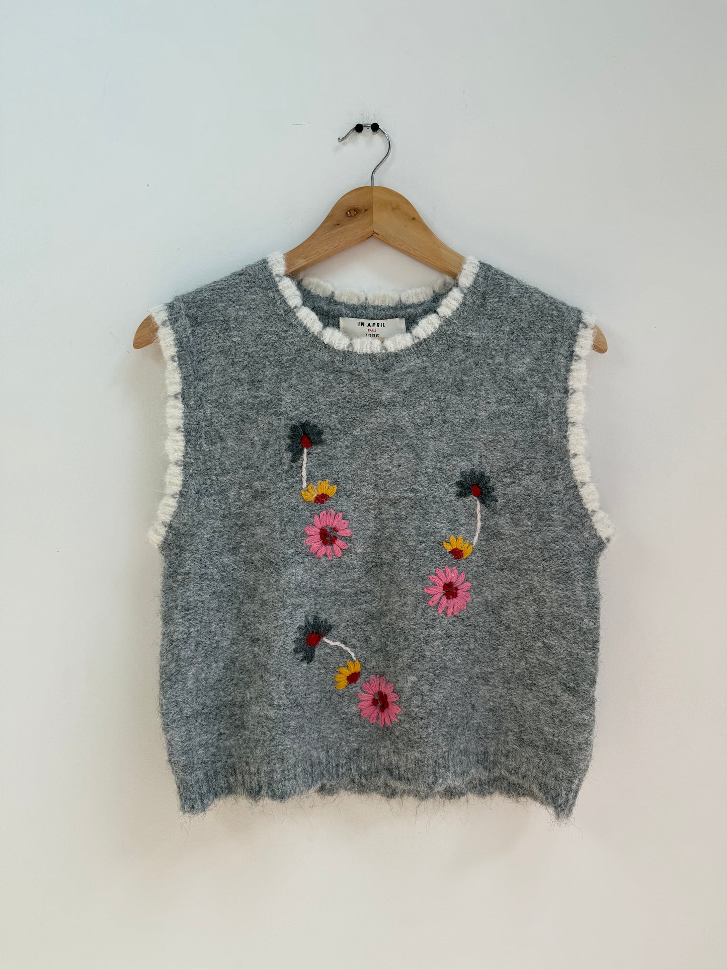 Pull sans manches gris avec broderie colorée