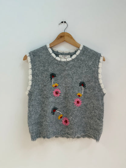 Pull sans manches gris avec broderie colorée