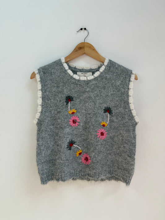 Pull sans manches gris avec broderie colorée