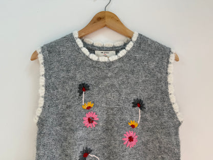 Pull sans manches gris avec broderie colorée