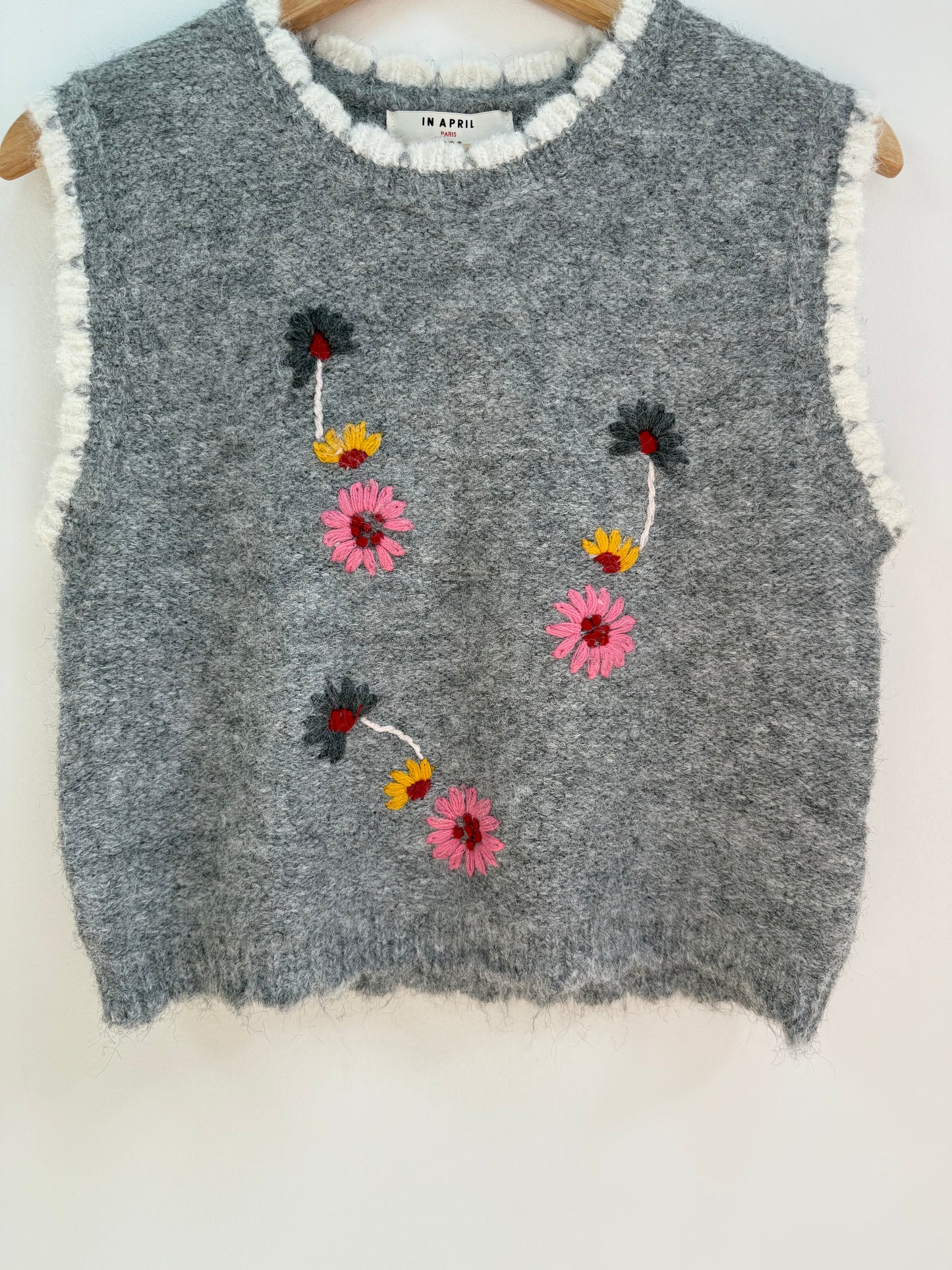 Pull sans manches gris avec broderie colorée
