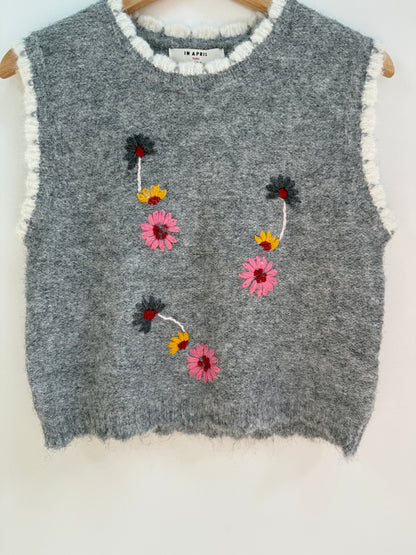 Pull sans manches gris avec broderie colorée