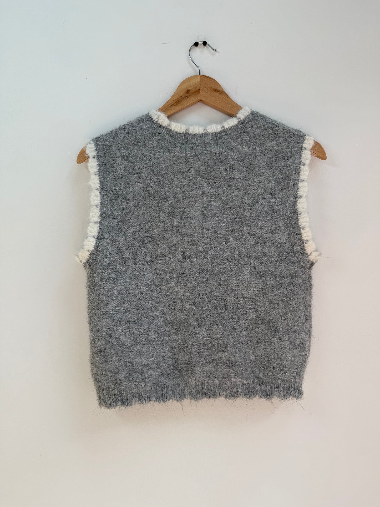 Pull sans manches gris avec broderie colorée