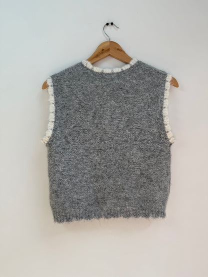 Pull sans manches gris avec broderie colorée