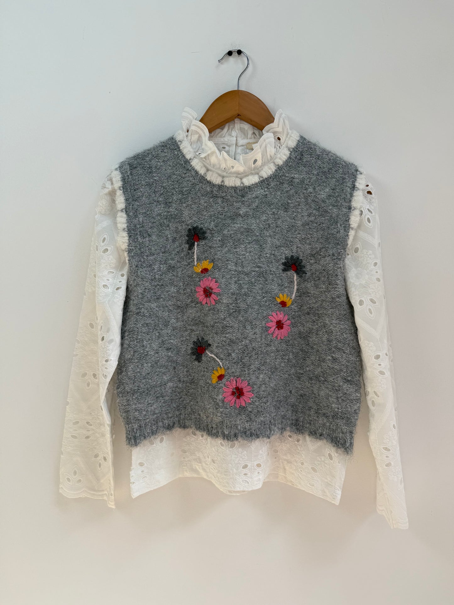 Pull sans manches gris avec broderie colorée