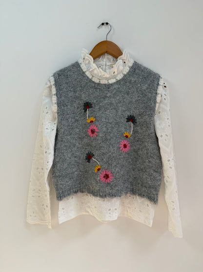 Pull sans manches gris avec broderie colorée