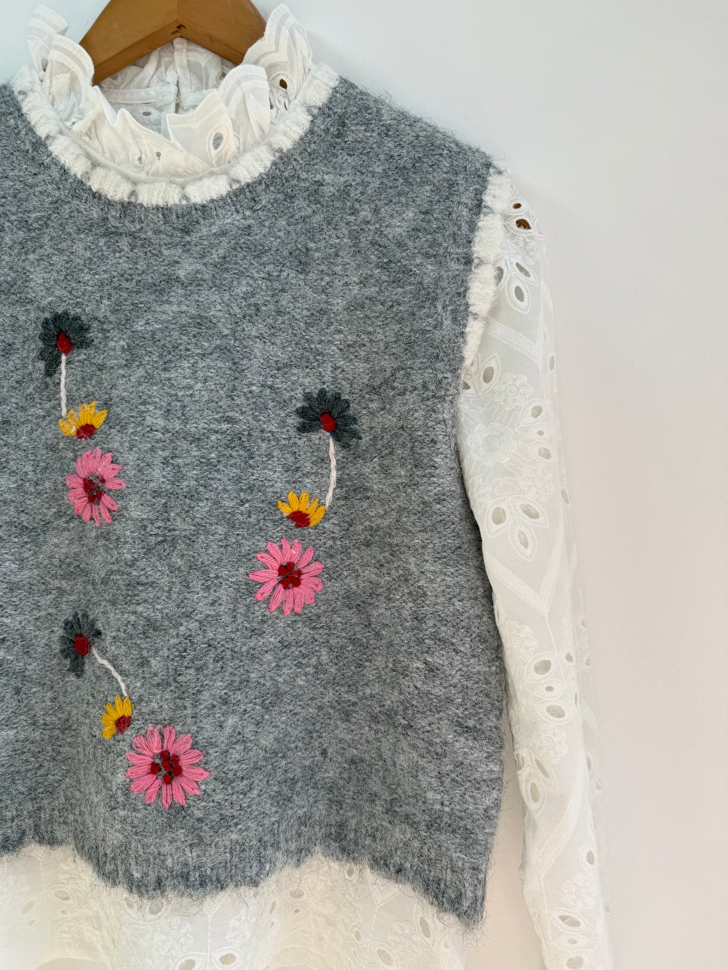 Pull sans manches gris avec broderie colorée