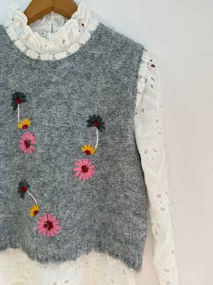 Pull sans manches gris avec broderie colorée