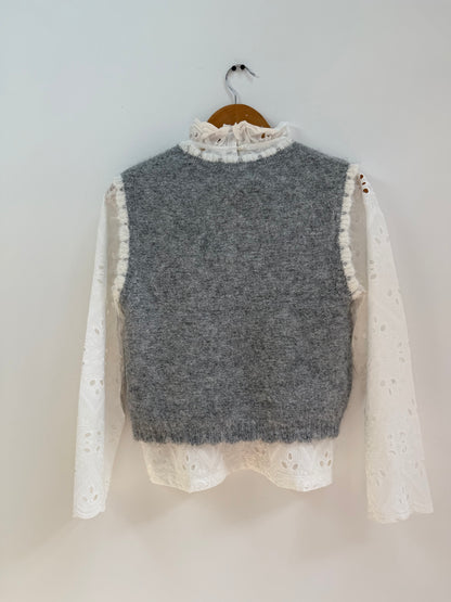 Pull sans manches gris avec broderie colorée