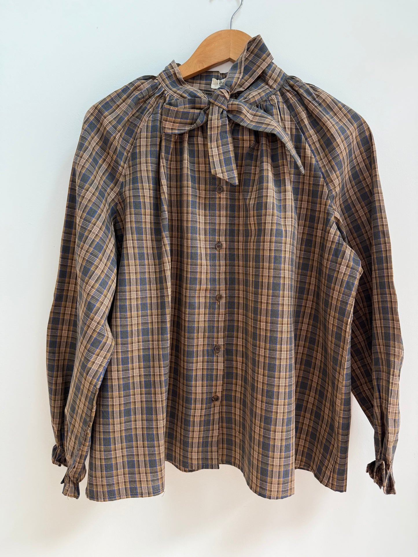 Blouse à carreaux col lavallière