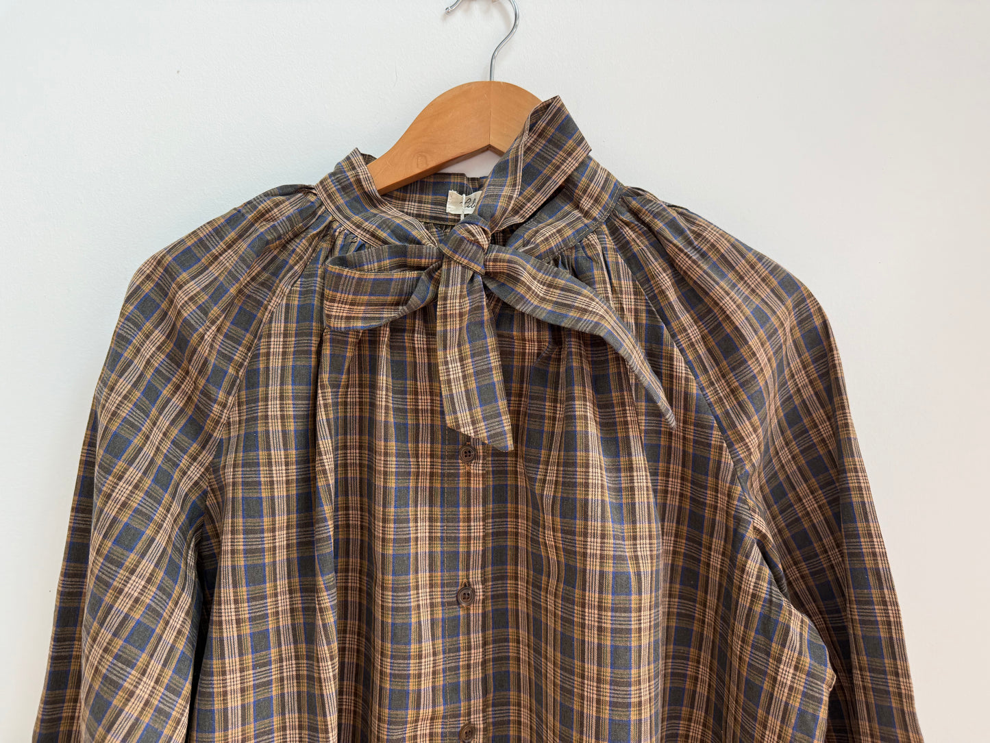 Blouse à carreaux col lavallière