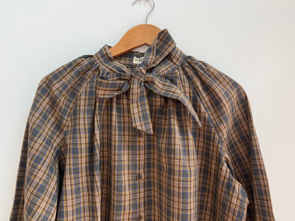 Blouse à carreaux col lavallière