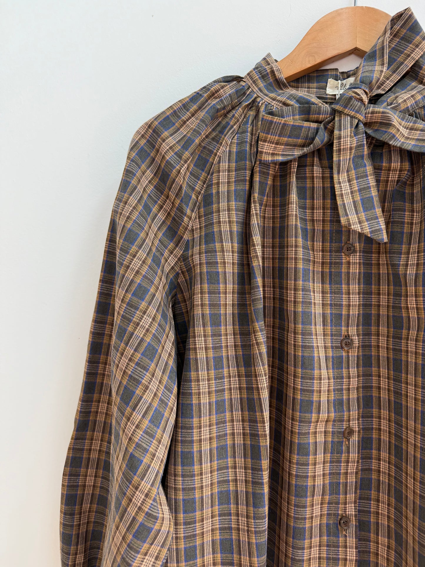 Blouse à carreaux col lavallière