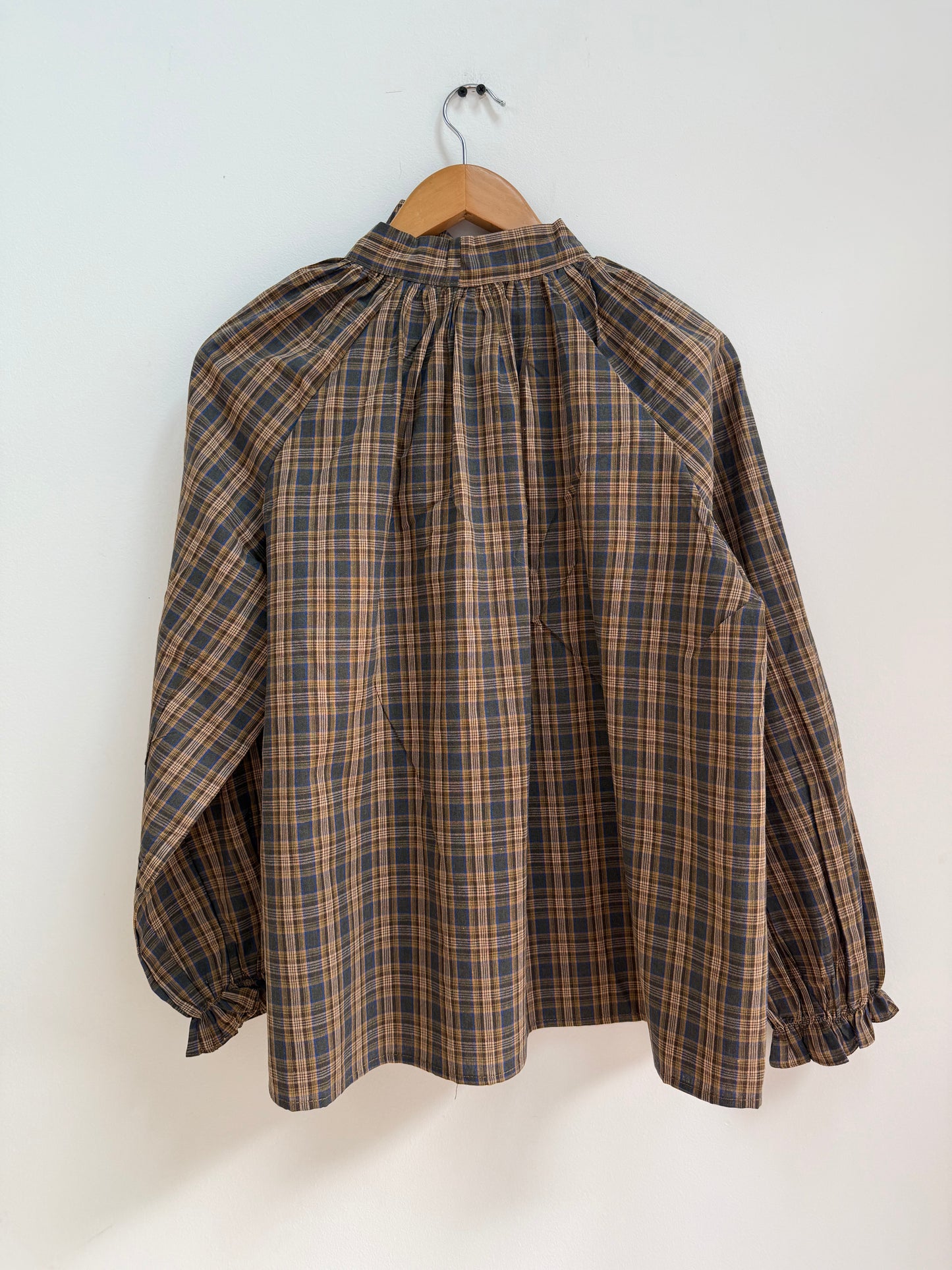 Blouse à carreaux col lavallière