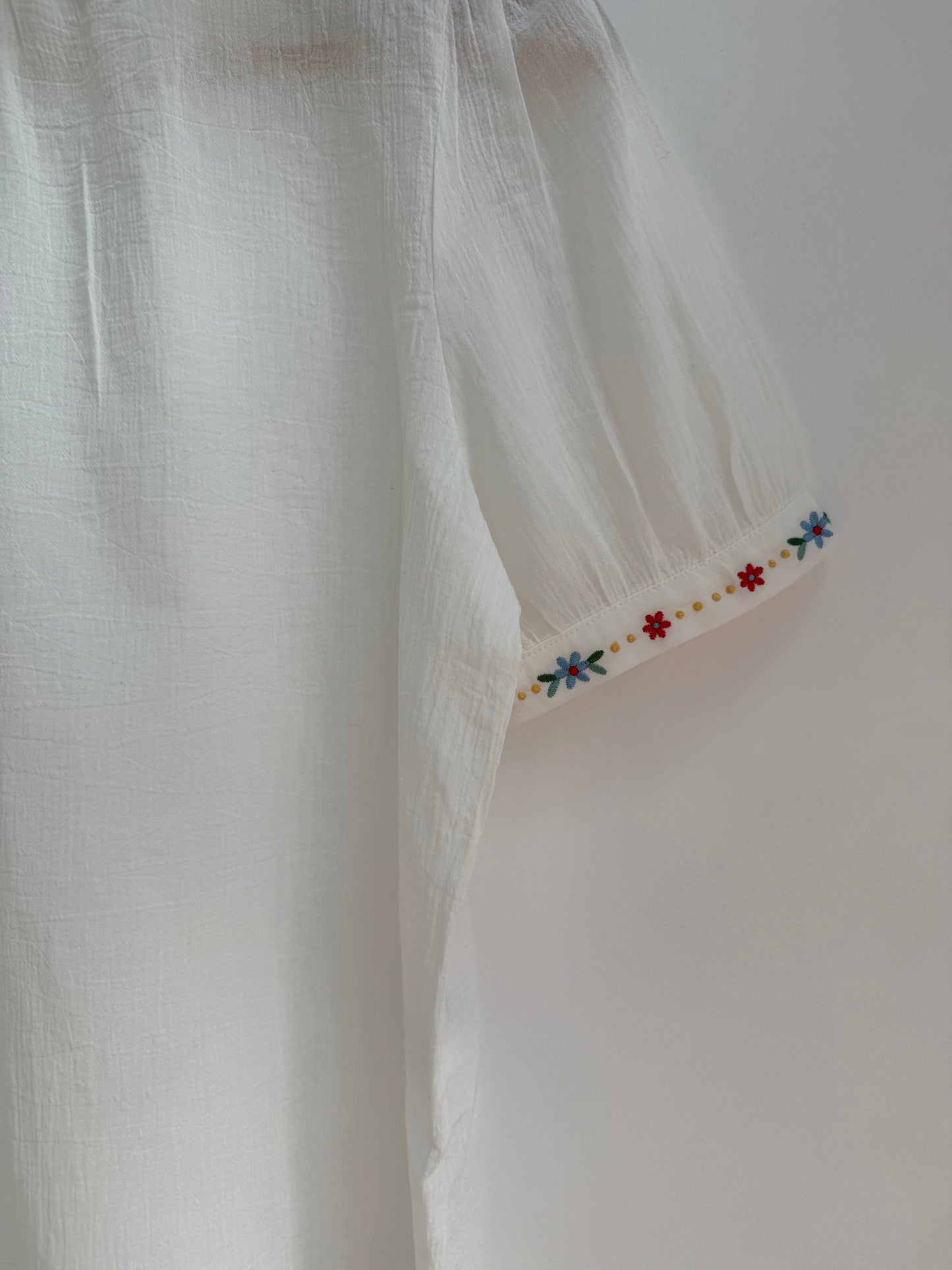 Blouse manches courtes blanche avec broderies