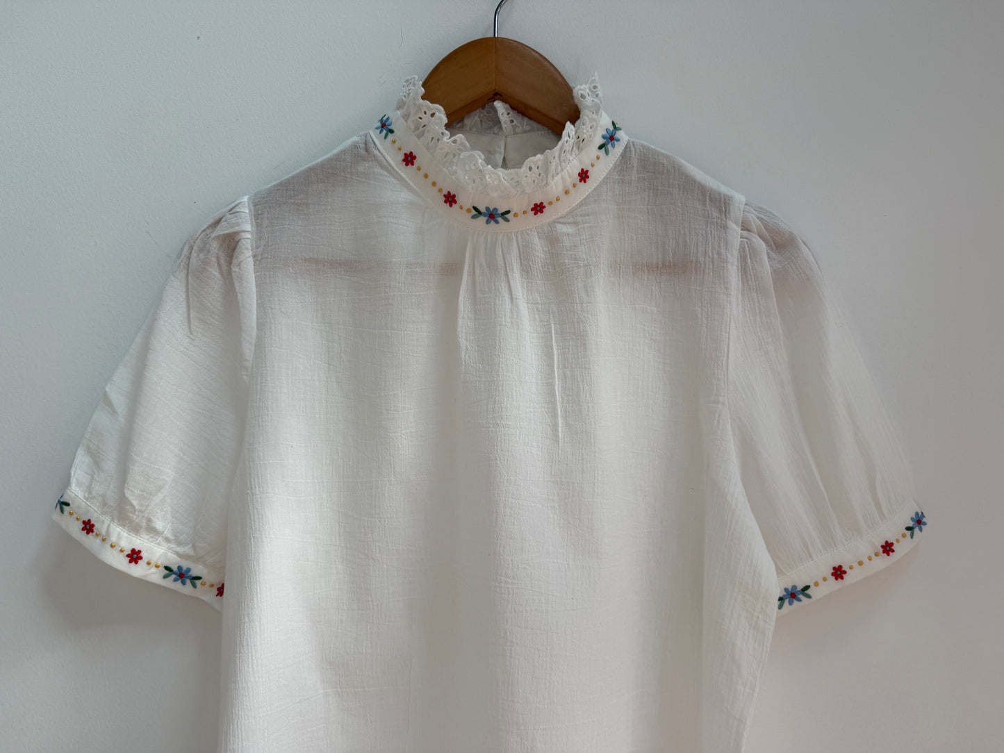 Blouse manches courtes blanche avec broderies