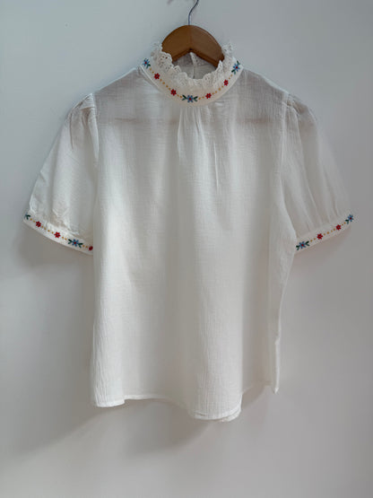 Blouse manches courtes blanche avec broderies