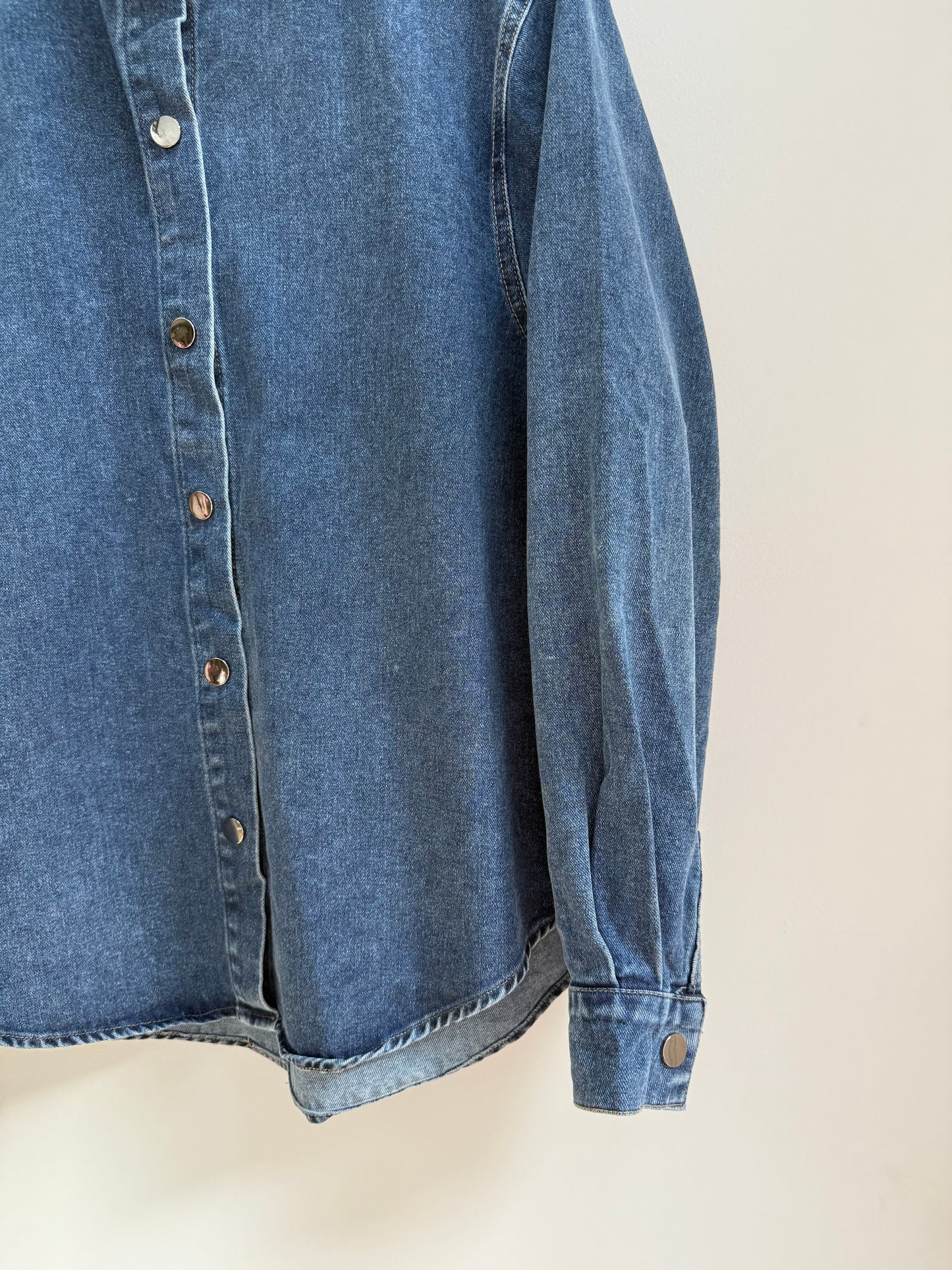 Sur chemise en jean avec grand col