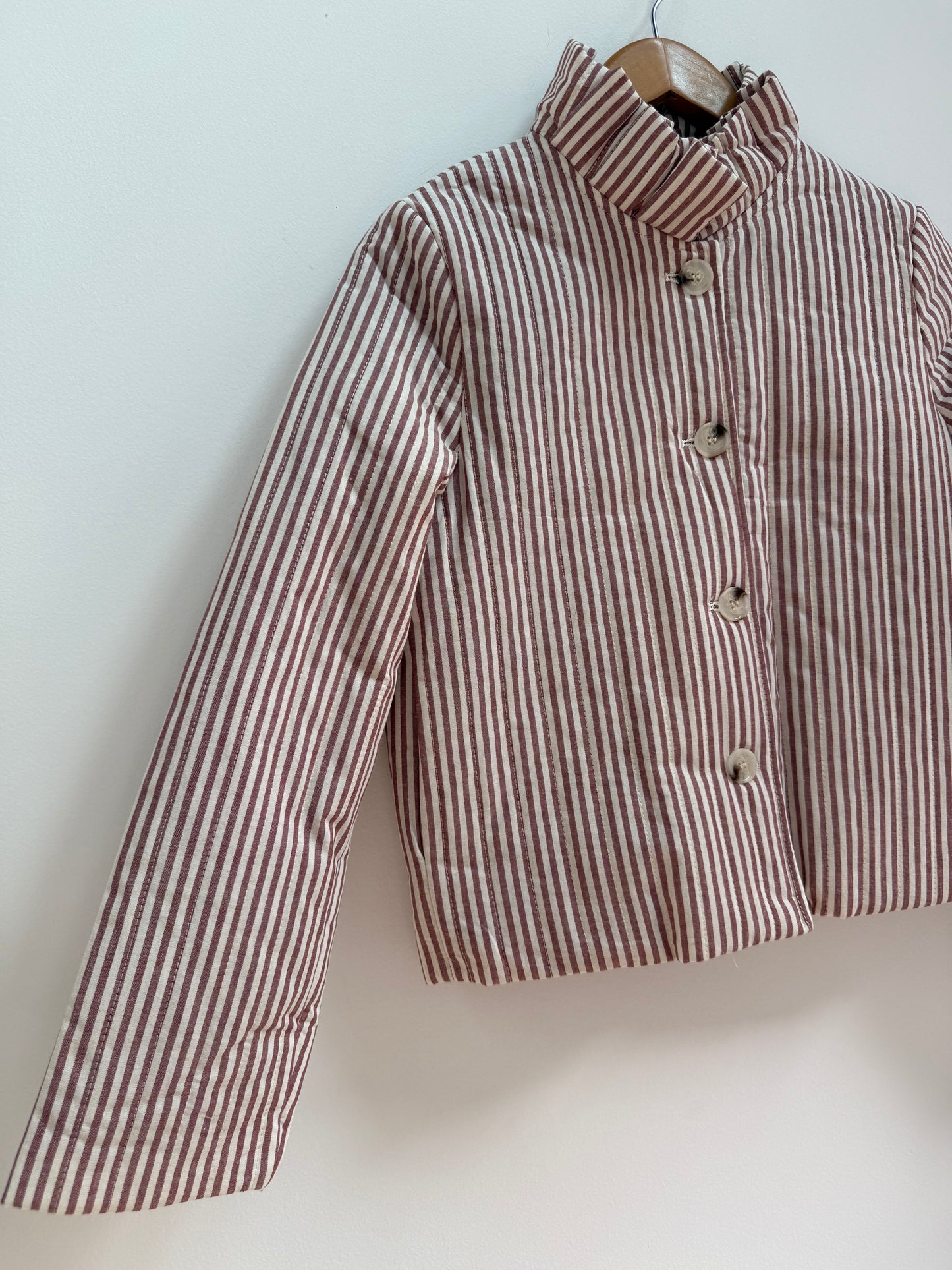 Veste avec col matelassée/ Rayée bordeaux et blanche