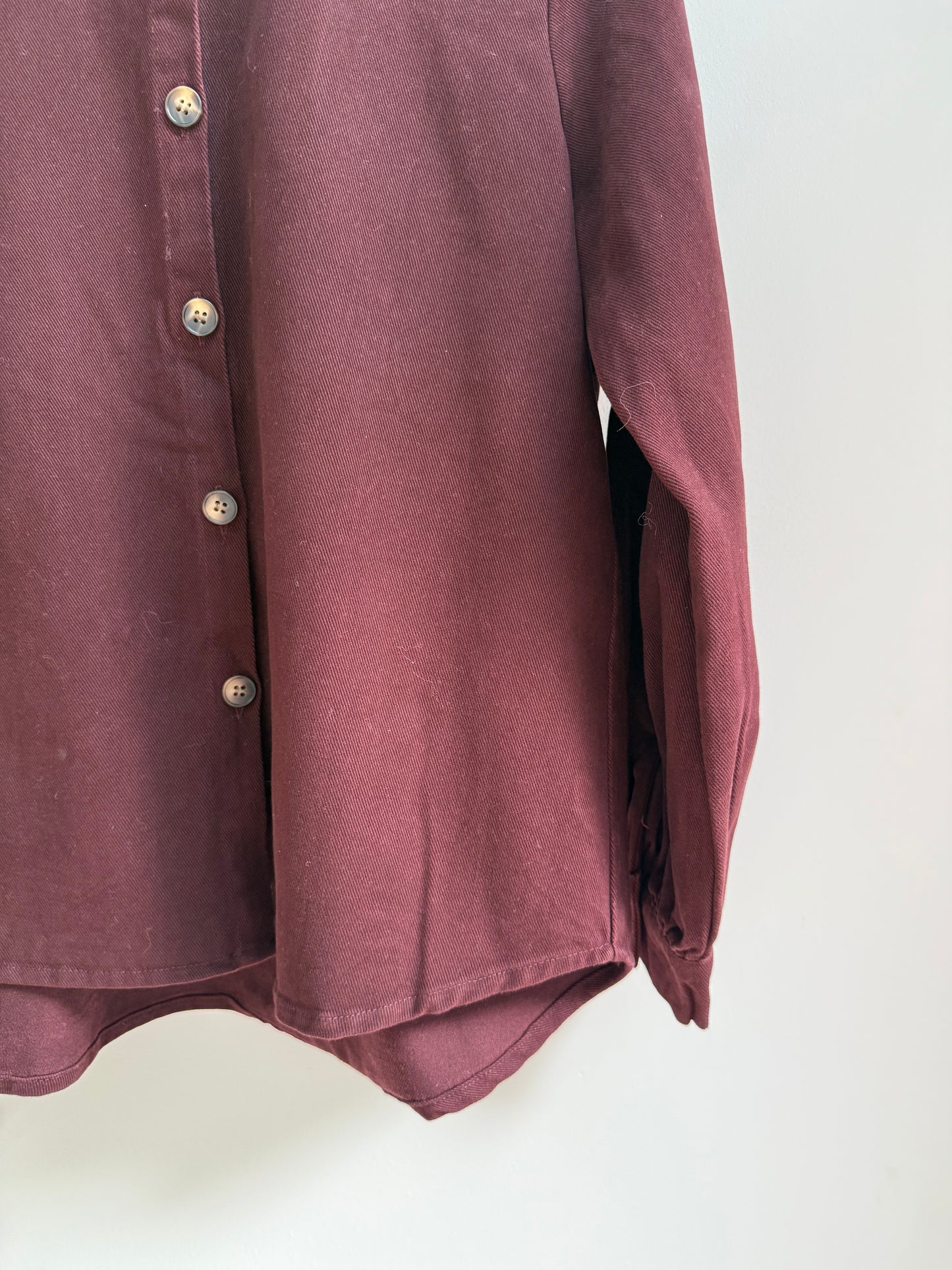Sur chemise en jean bordeaux