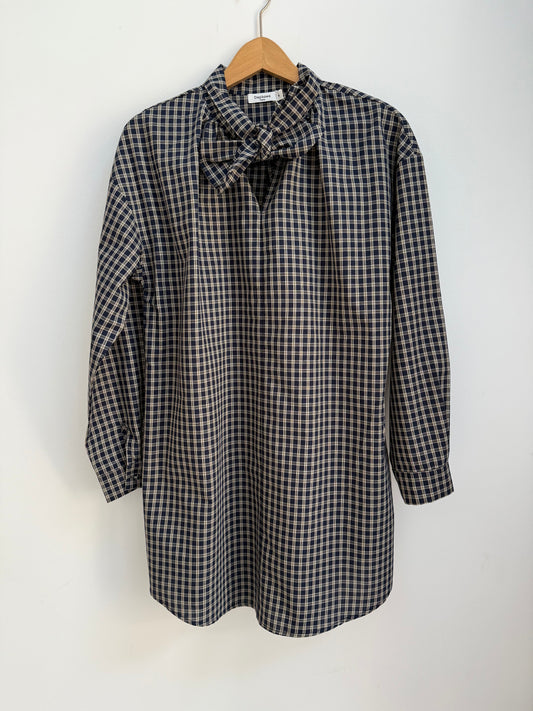 Robe à carreaux avec col lavallière