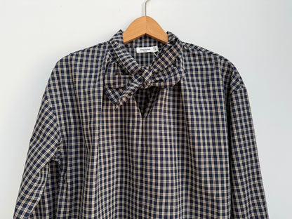 Robe à carreaux avec col lavallière