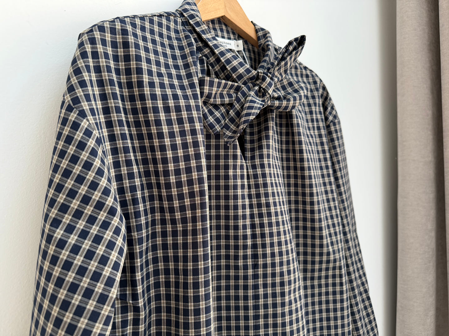 Robe à carreaux avec col lavallière