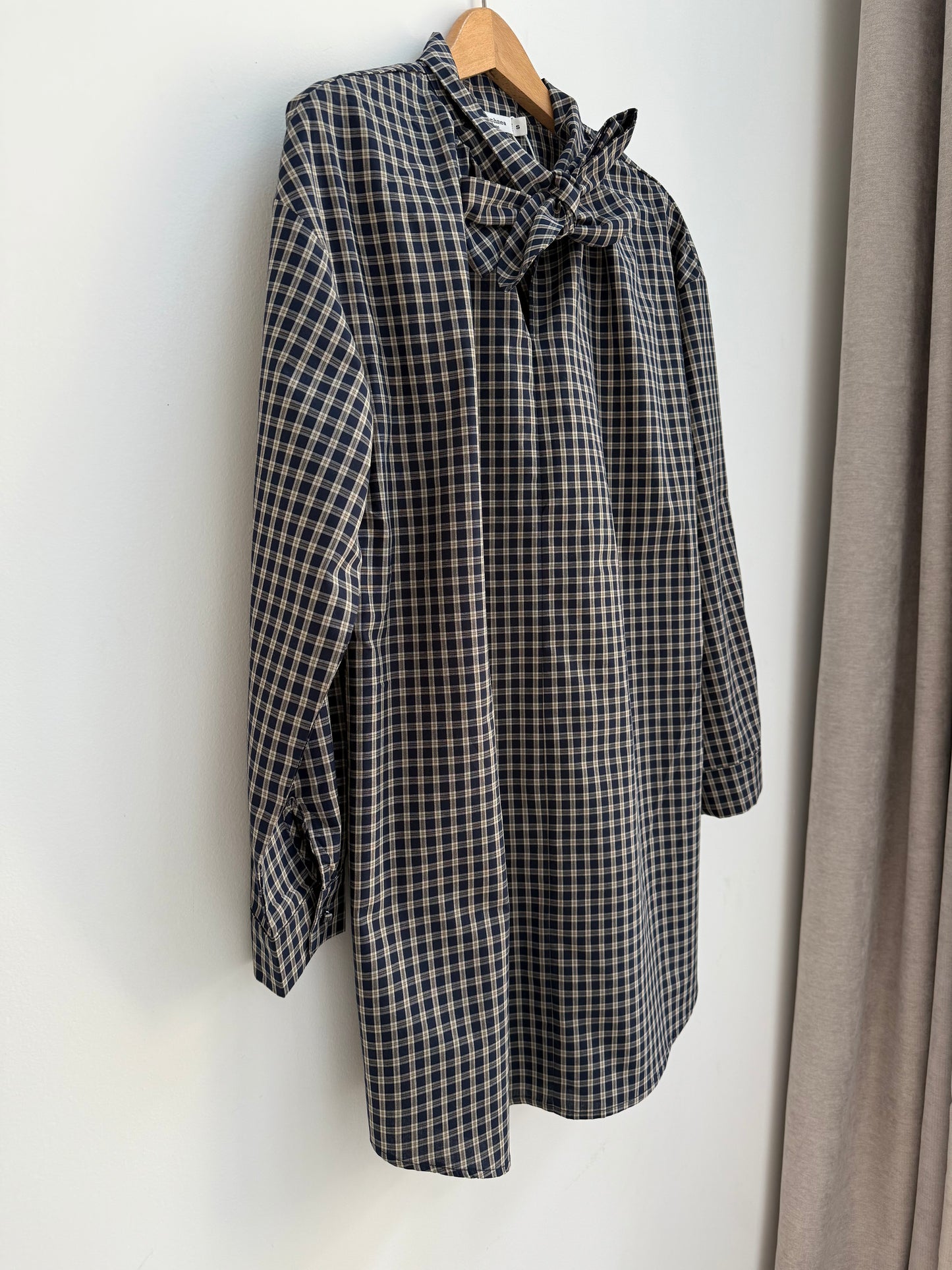 Robe à carreaux avec col lavallière