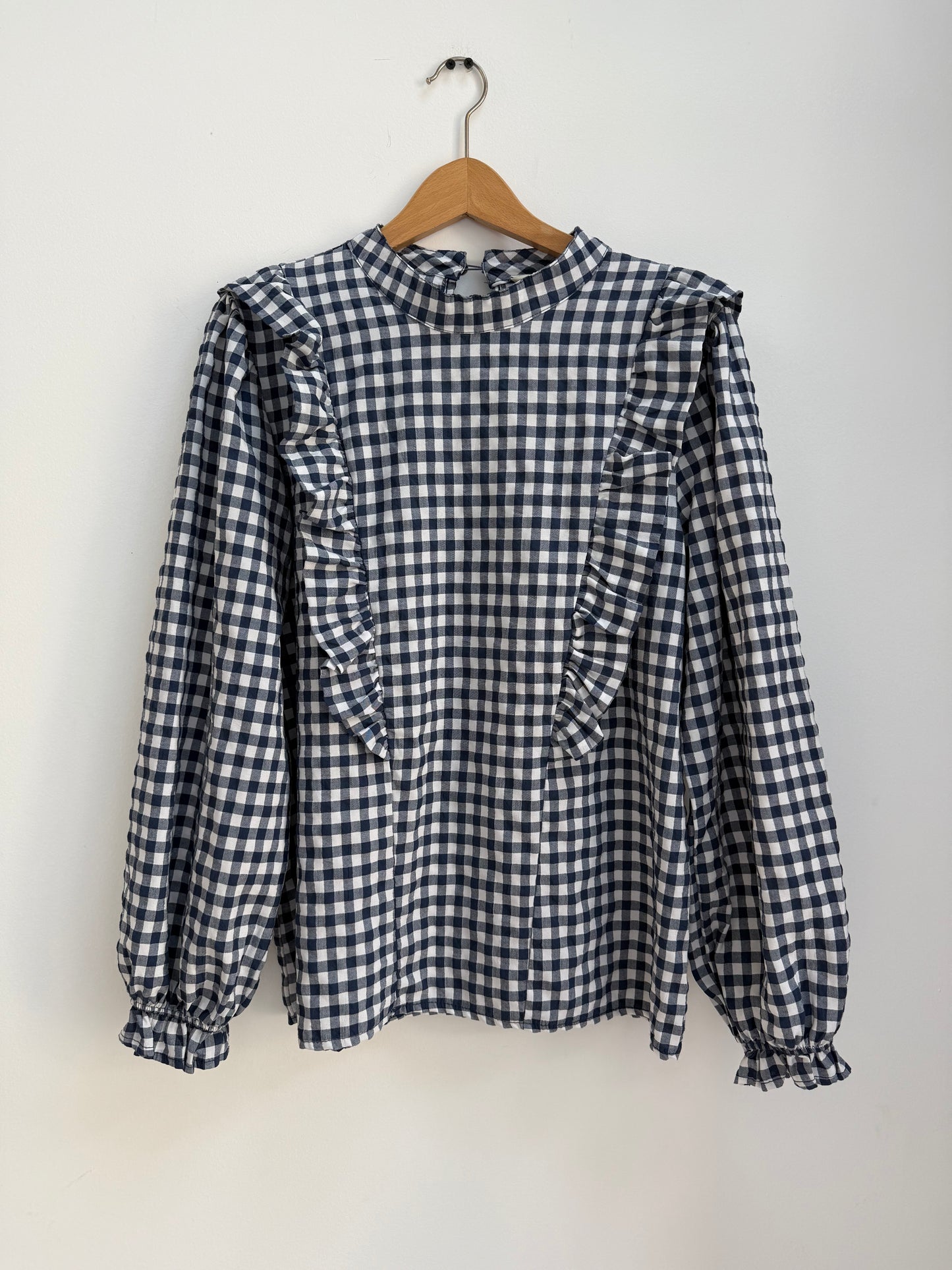 Blouse avec volants vichy bleue marine et blanche