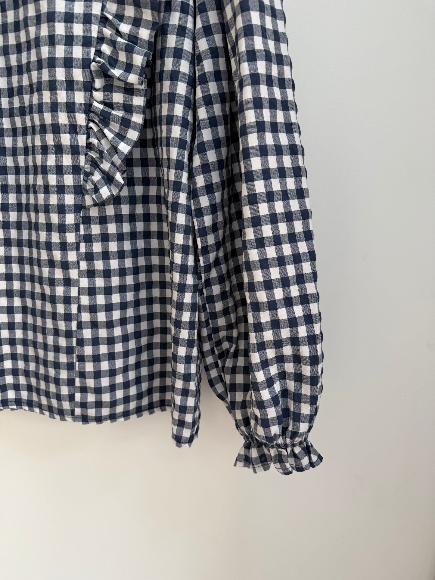 Blouse avec volants vichy bleue marine et blanche