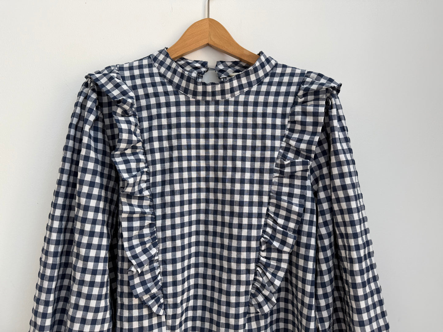 Blouse avec volants vichy bleue marine et blanche