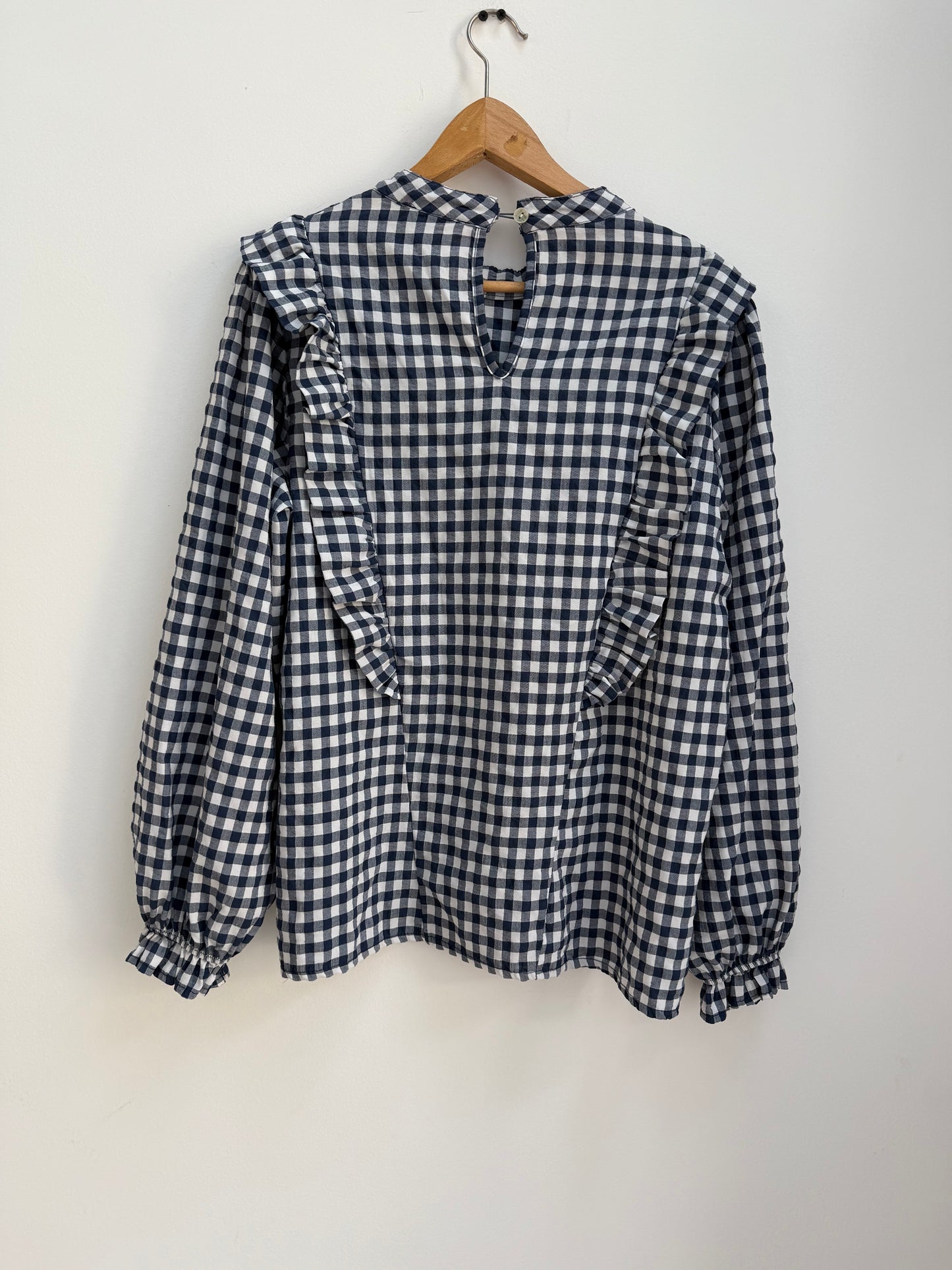 Blouse avec volants vichy bleue marine et blanche