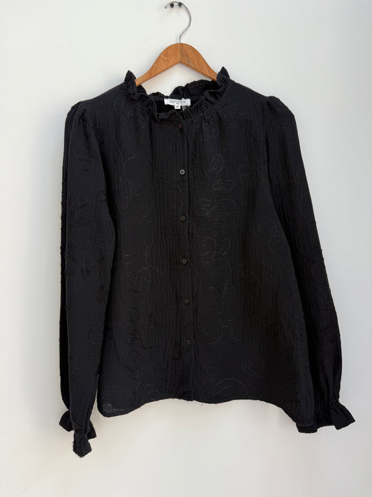Blouse noire type gaz de coton avec motifs