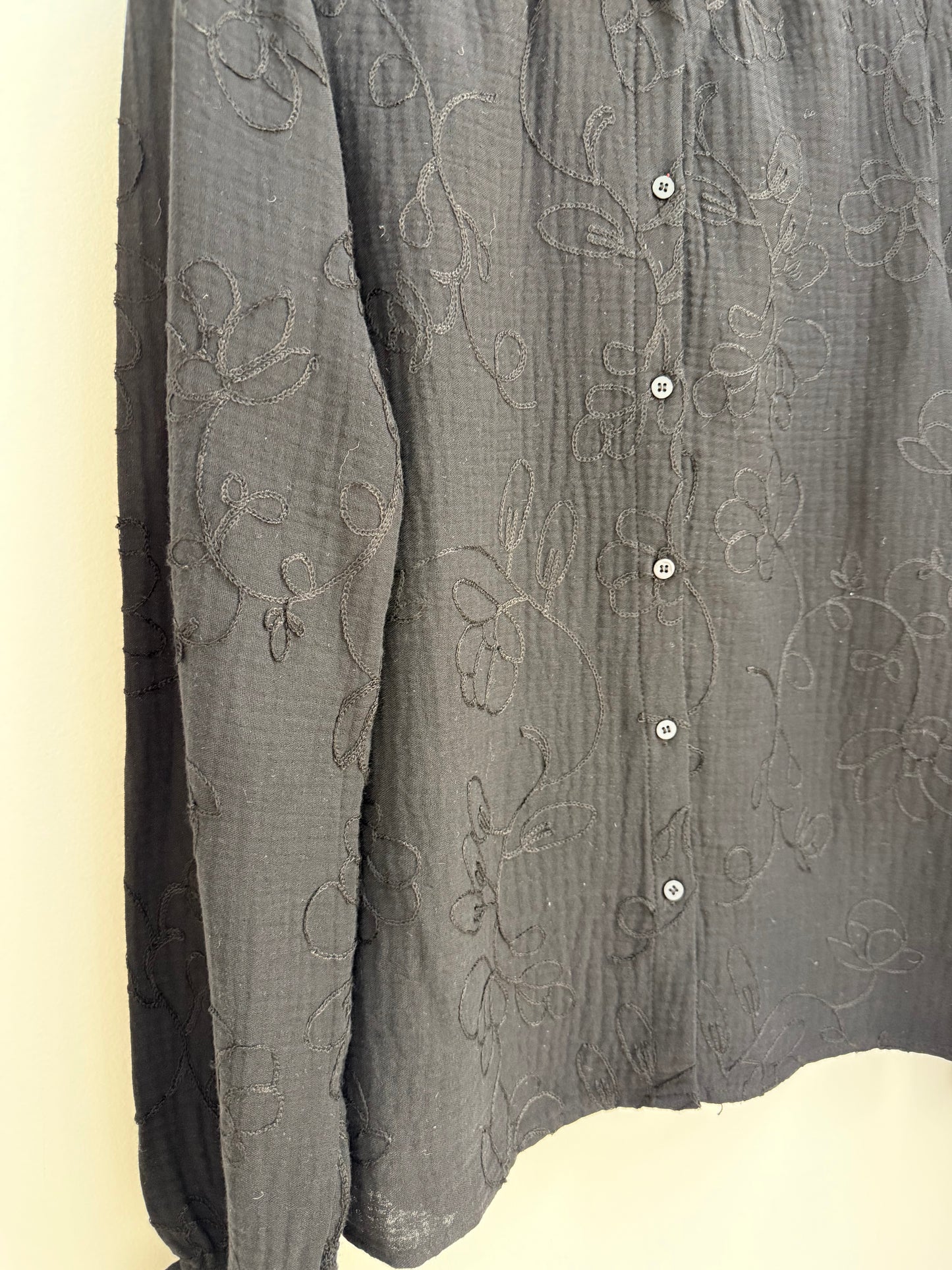 Blouse noire type gaz de coton avec motifs