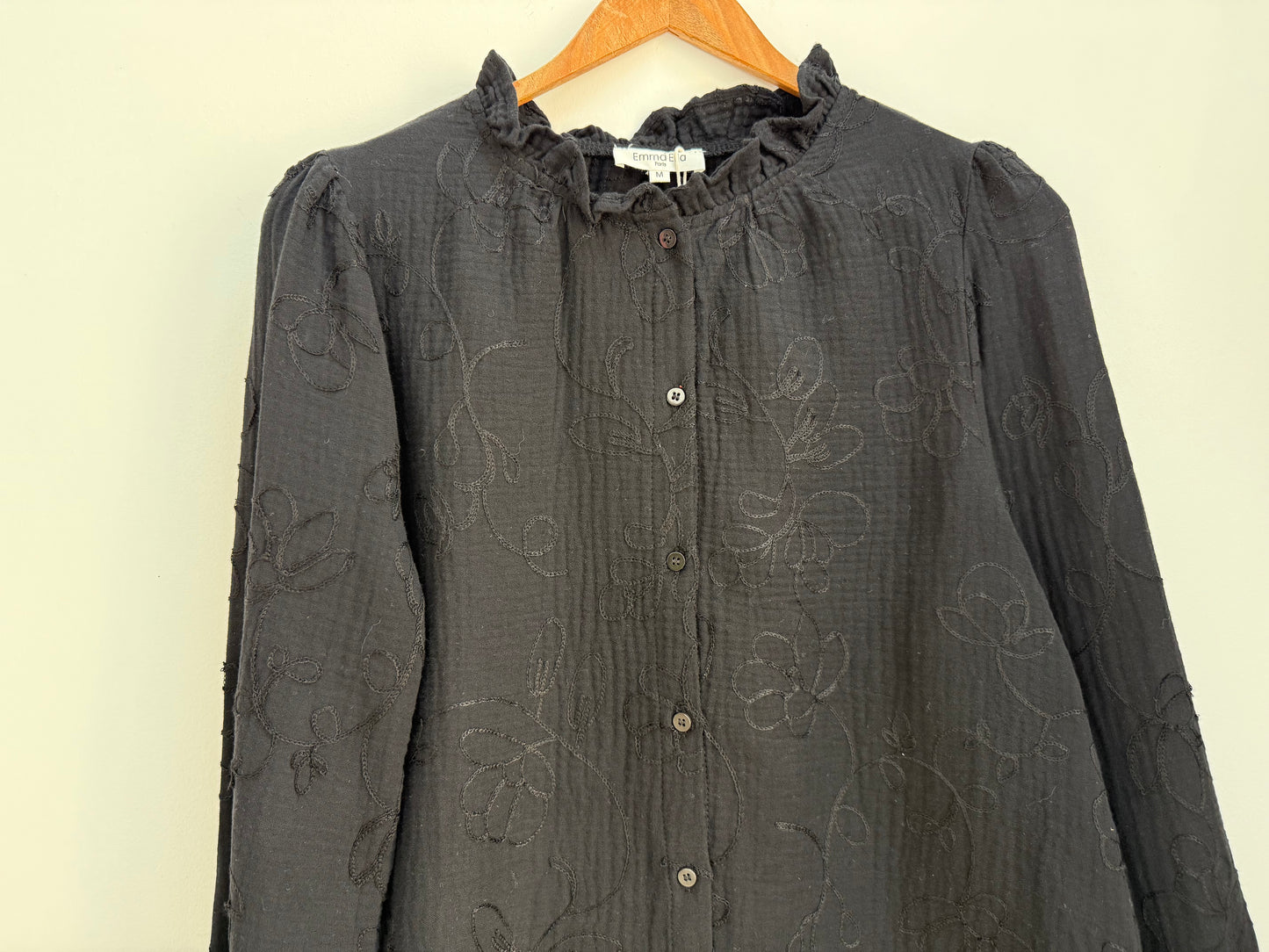 Blouse noire type gaz de coton avec motifs
