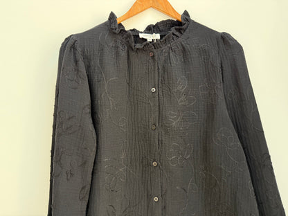 Blouse noire type gaz de coton avec motifs