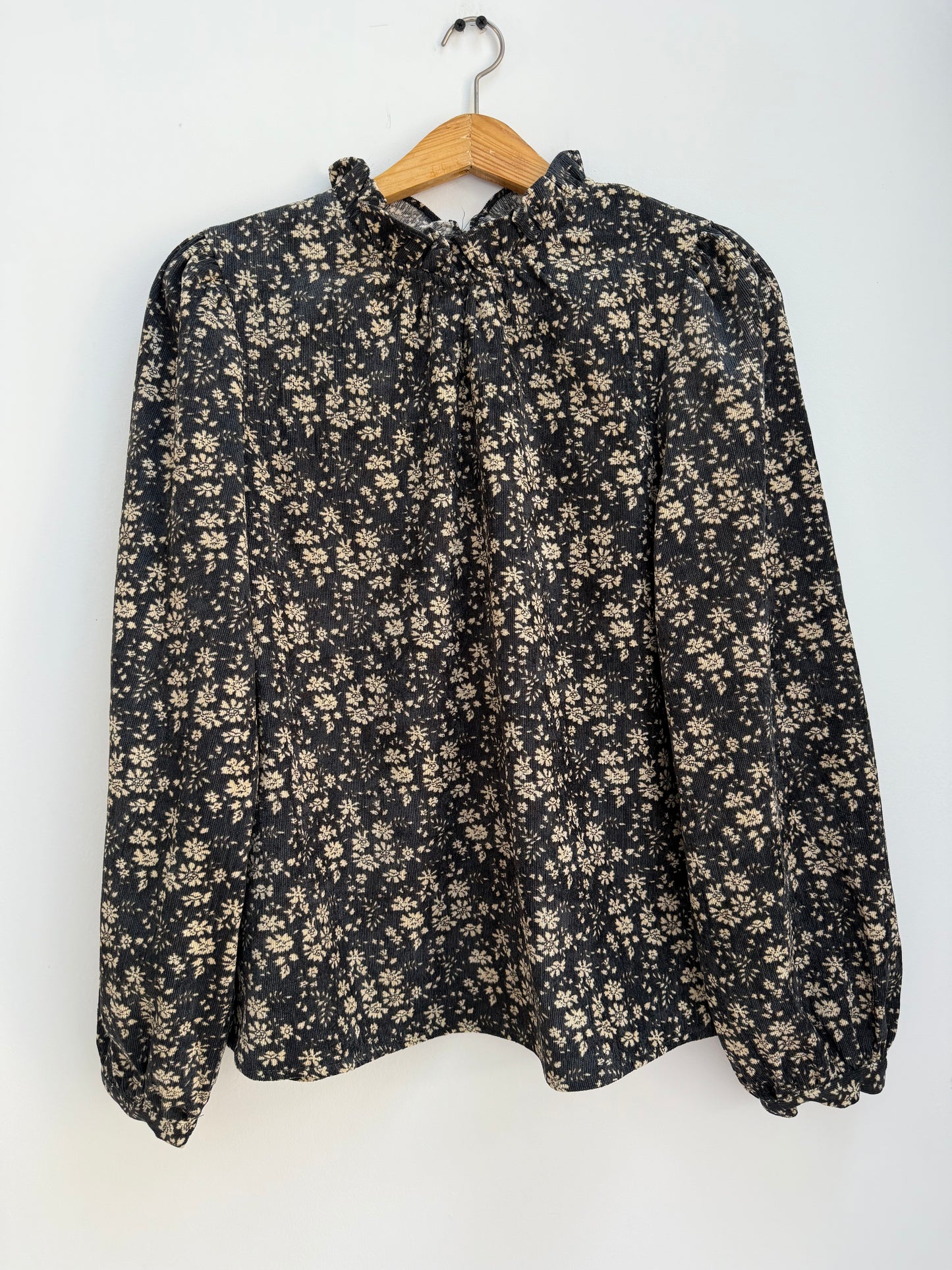 Blouse en velours noire avec motifs crème