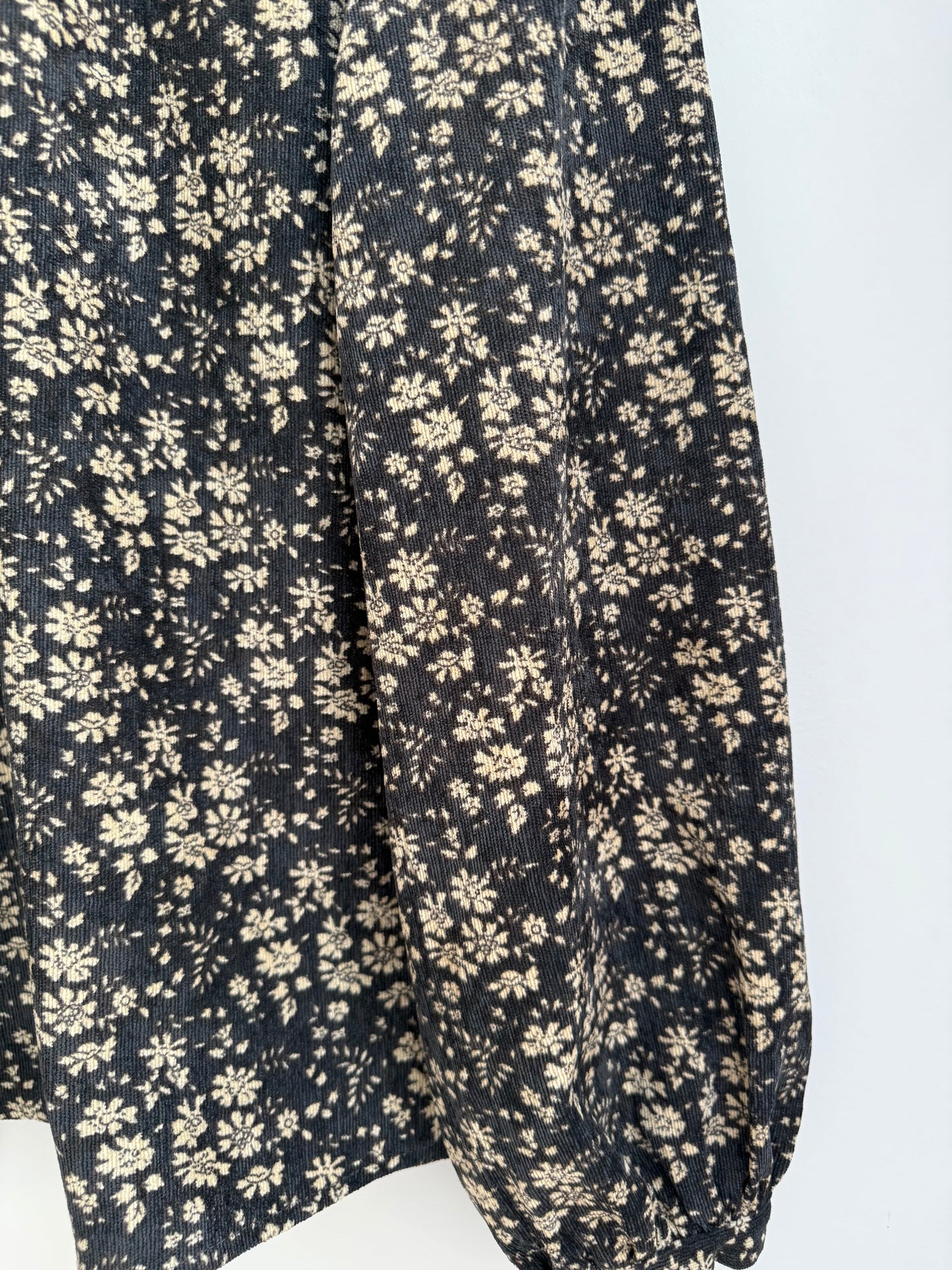Blouse en velours noire avec motifs crème