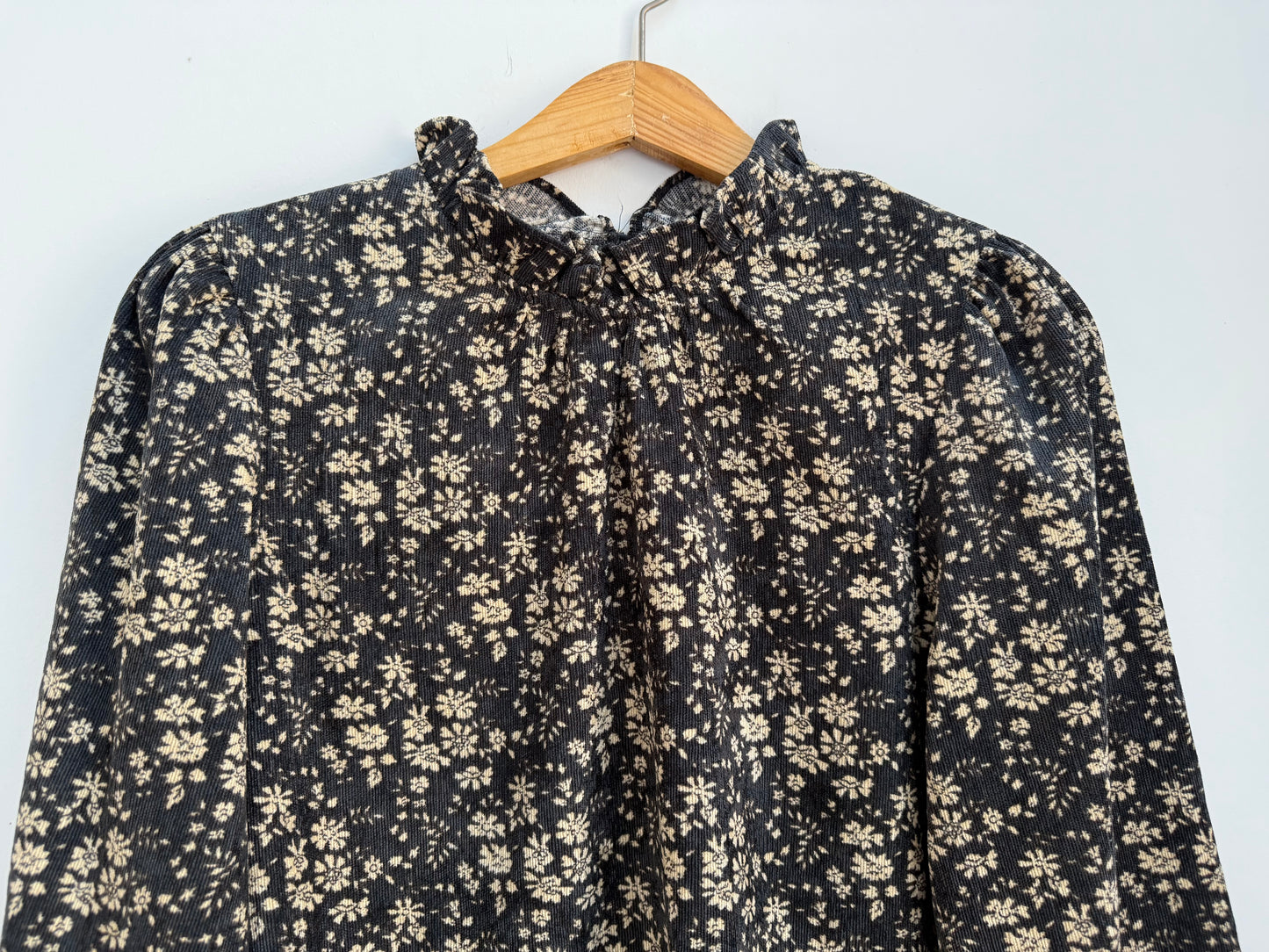 Blouse en velours noire avec motifs crème