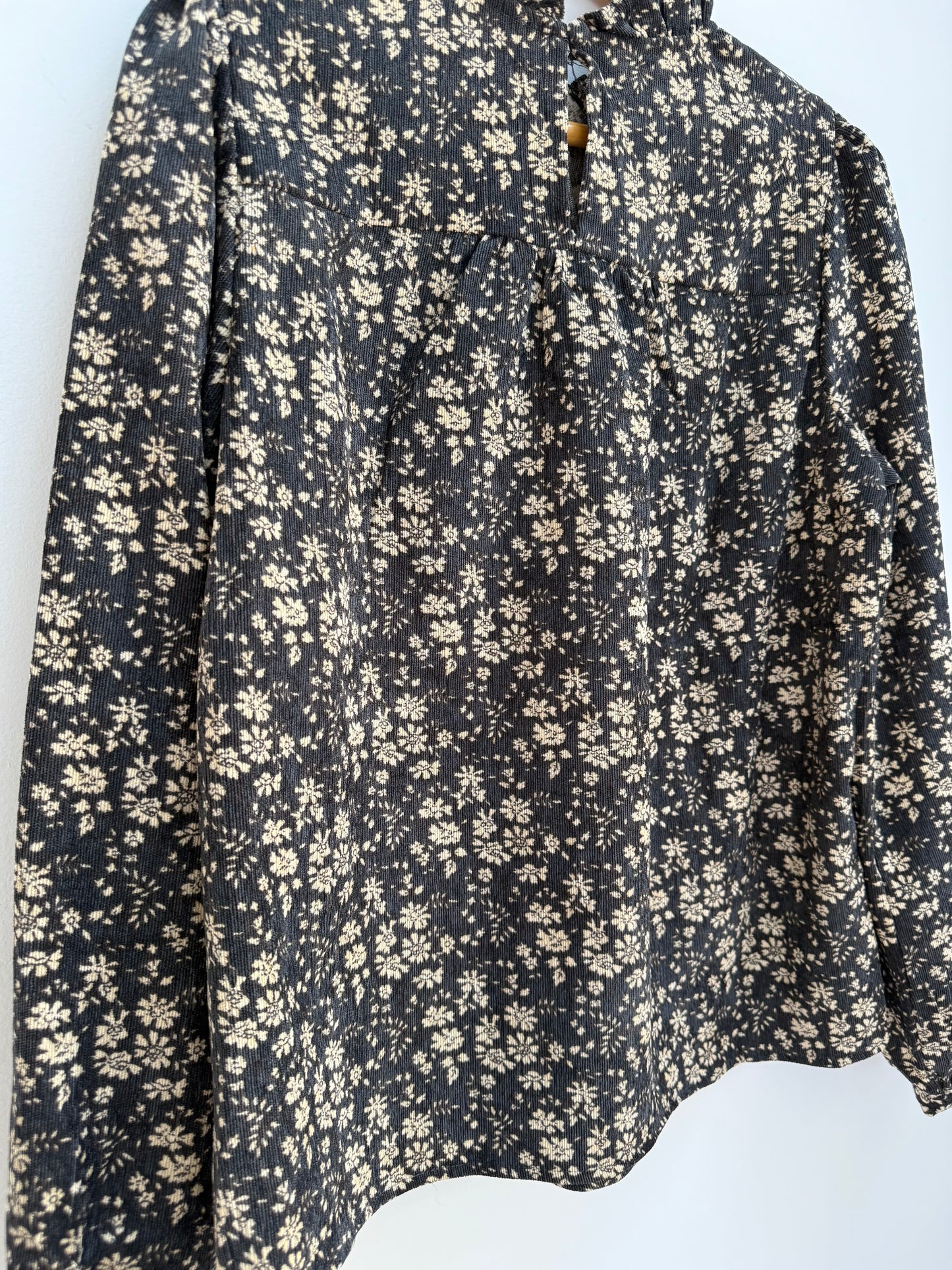 Blouse en velours noire avec motifs crème