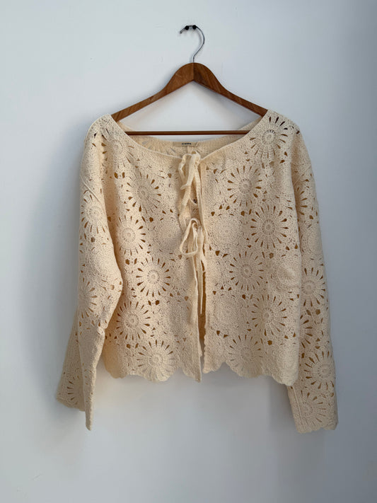 Gilet beige type crochet avec noeuds