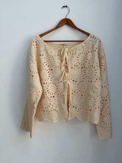 Gilet beige type crochet avec noeuds