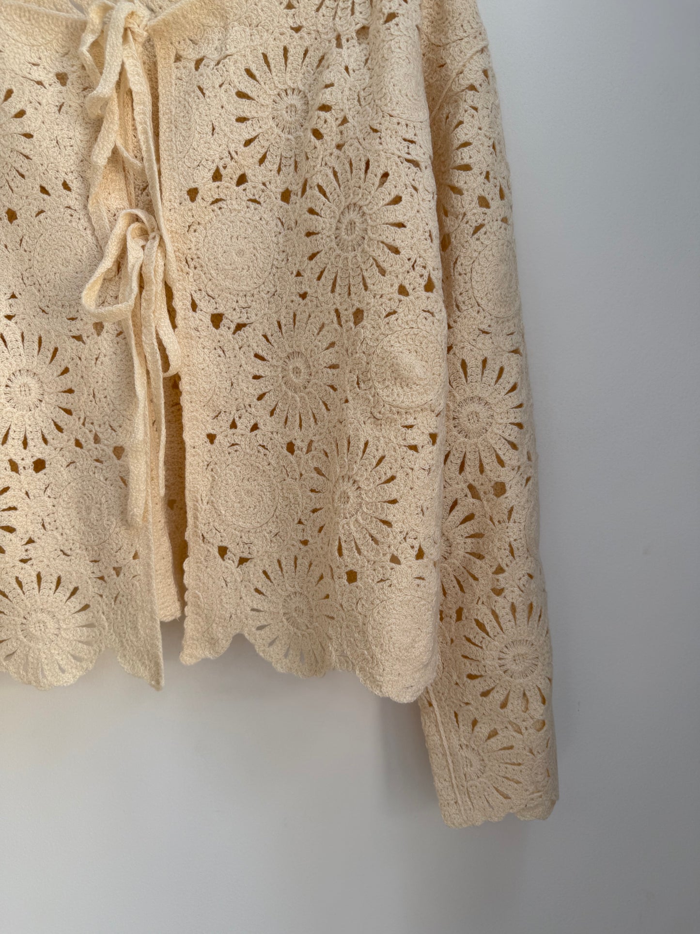 Gilet beige type crochet avec noeuds