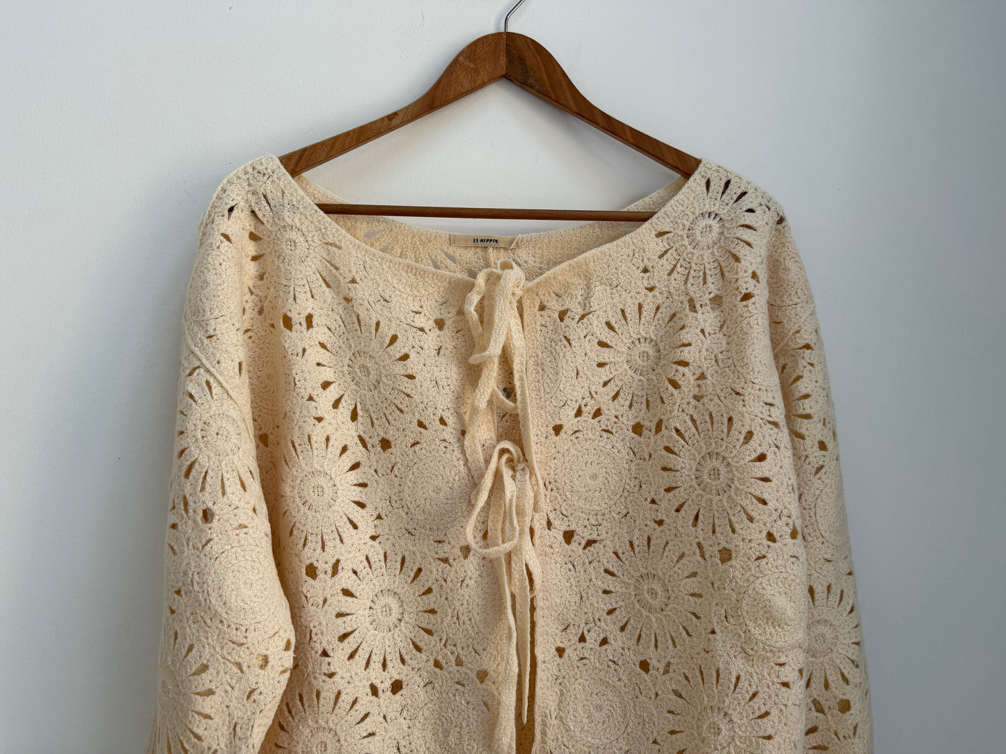 Gilet beige type crochet avec noeuds