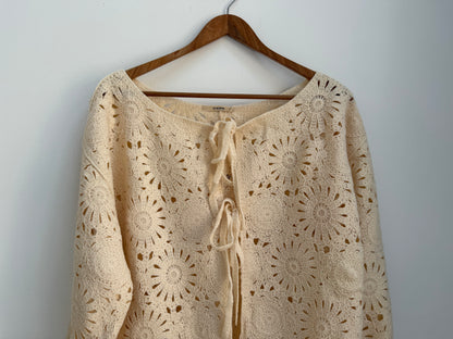 Gilet beige type crochet avec noeuds