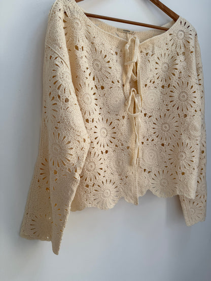 Gilet beige type crochet avec noeuds