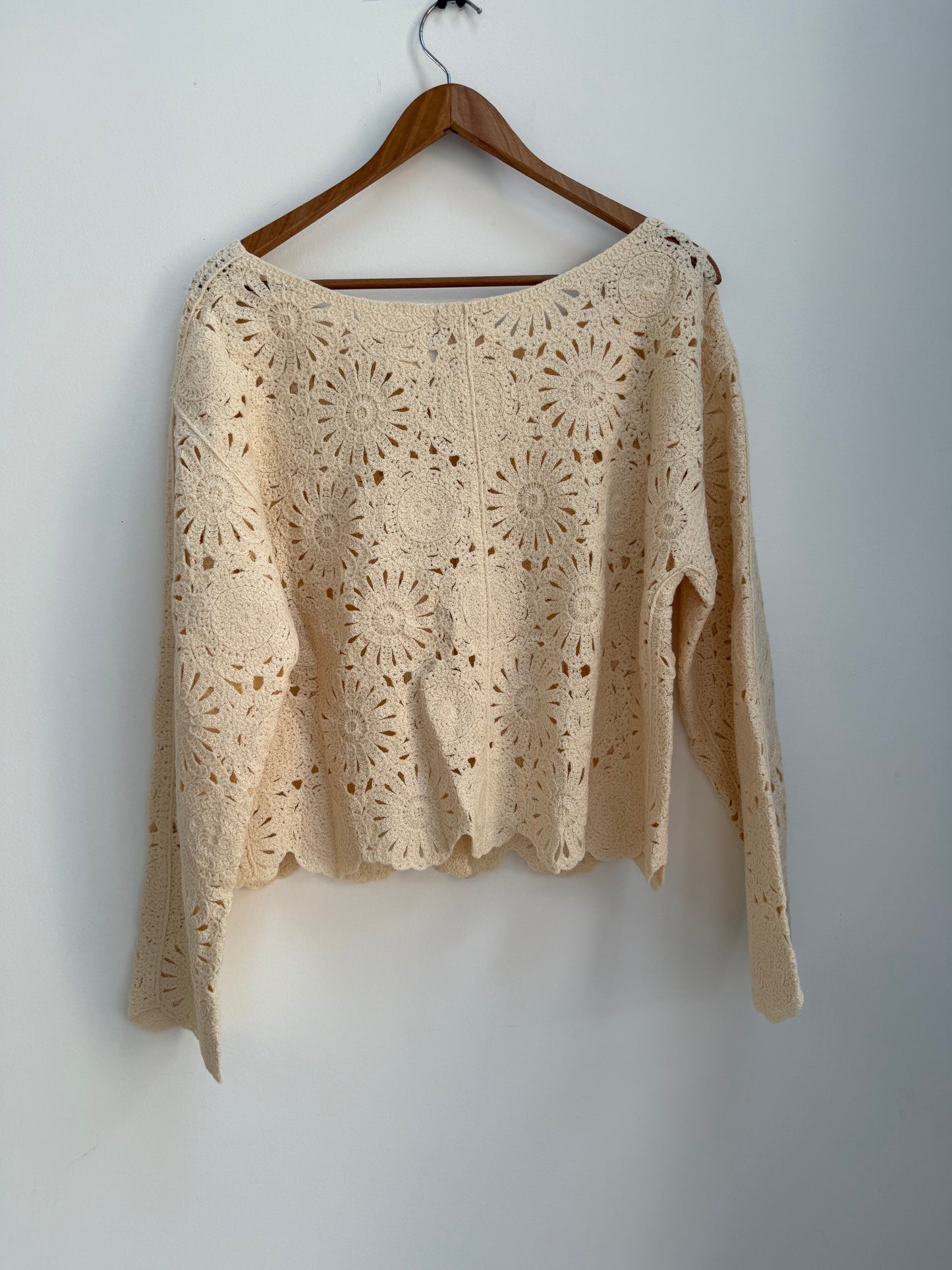 Gilet beige type crochet avec noeuds