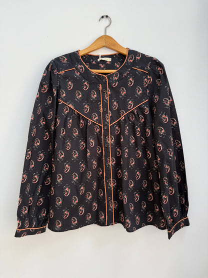Blouse noire avec motifs et liseré orange