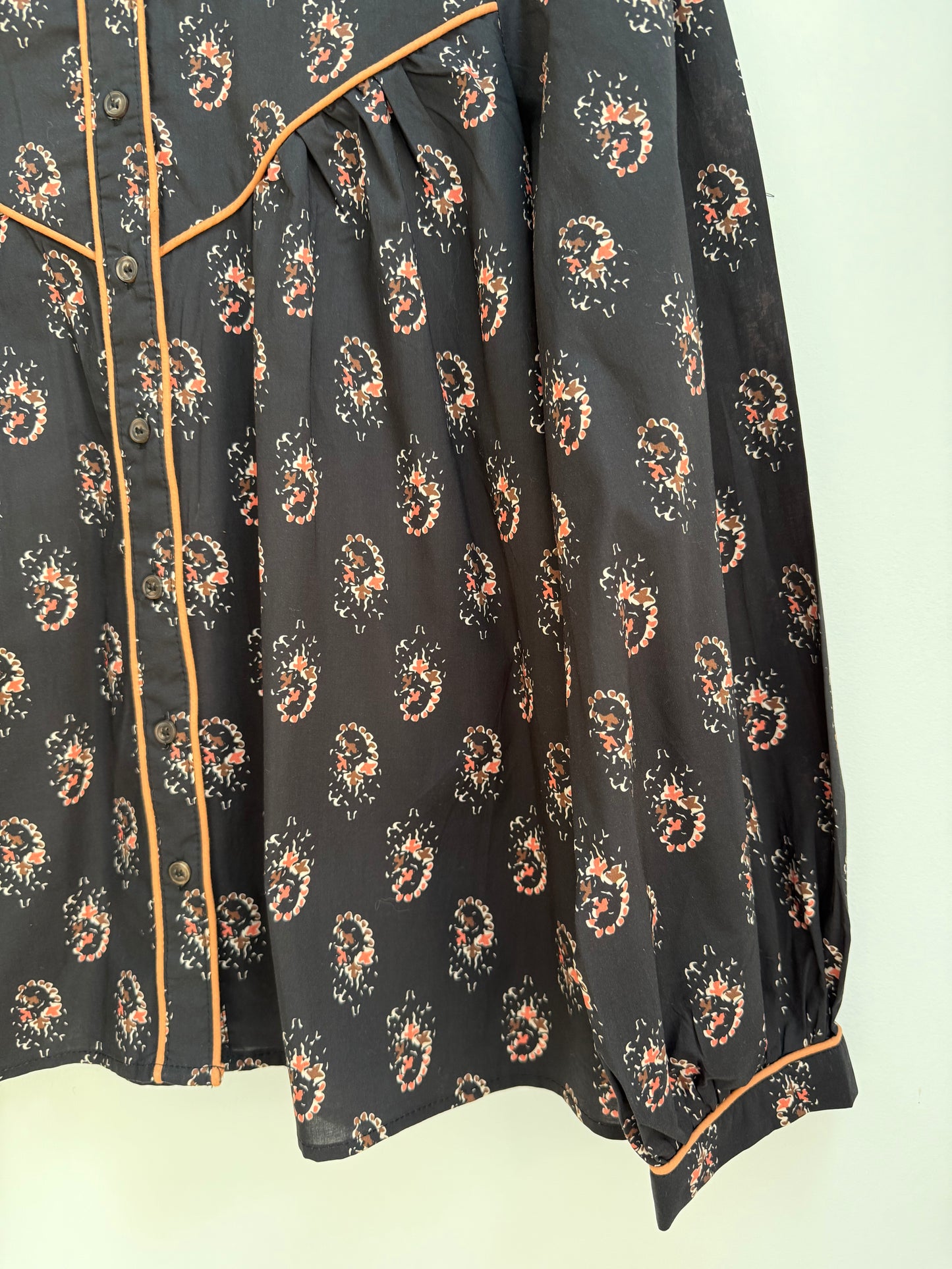 Blouse noire avec motifs et liseré orange